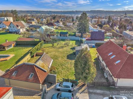 Prázdná slunná stavební parcela na prodej s výhledem na okolní rodinné domy a zahrady v klidné části města, ideální pro stavbu rodinného domu. | Prodej - pozemek pro bydlení, 648 m²