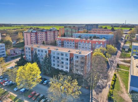 Pohled na bytové domy v klidné rezidenční oblasti, s výhledem na zelené parky a parkovacími plochami. | Prodej bytu, 4+1, 73 m²