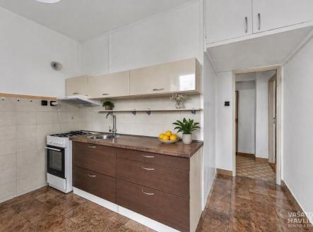 Praktická kuchyň s dřevěnou linkou, světlou dlažbou a vestavěnými skříněmi, ideální pro moderní bydlení. | Pronájem bytu, 3+1, 64 m²