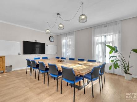 Zasedací místnost s dřevěnou podlahou, velkými okny a moderním nábytkem, svítidla a závěsy dodávají světlý a vzdušný dojem. | Pronájem - obchodní prostor, 172 m²