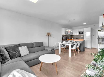 Světlý obývací pokoj s moderní kuchyní, parketová podlaha, velká okna, prostorné uspořádání, stylový design, vhodný pro rodinné bydlení. | Pronájem bytu, 3+kk, 103 m²