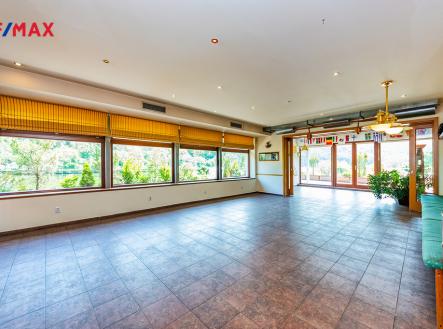 1-hlavni-mistnost-salonek.jpg | Pronájem - jiné, 175 m²