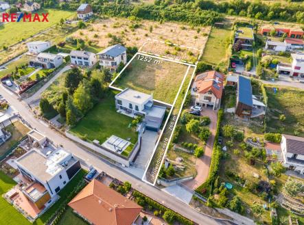 tuchomerice-11-odstranena-trava-popisky-ulice-na-vysluni.jpg | Prodej - pozemek pro bydlení, 1 252 m²