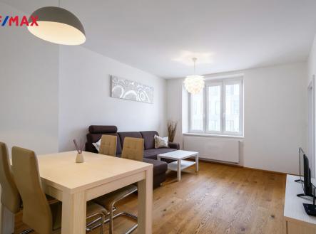 obývací pokoj s jídelním koutem | Pronájem bytu, 2+kk, 44 m²