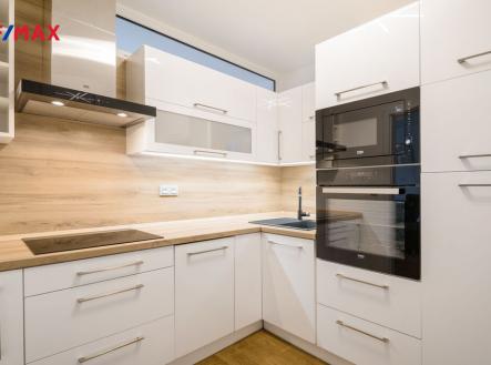 plně vybavená moderní kuchyně se spotřebiči | Pronájem bytu, 2+kk, 44 m²