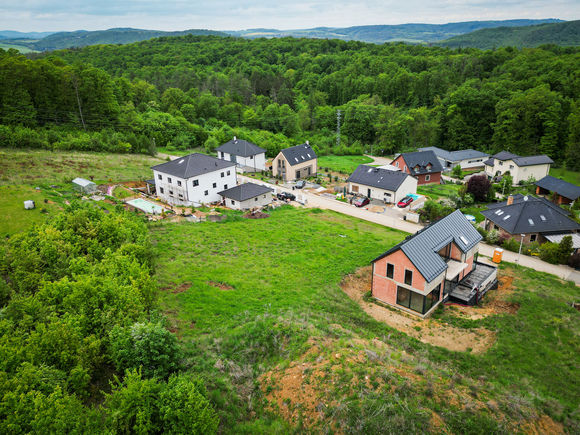 Prodej atraktivního pozemku 1800m2, Vysoký Újezd u Berouna