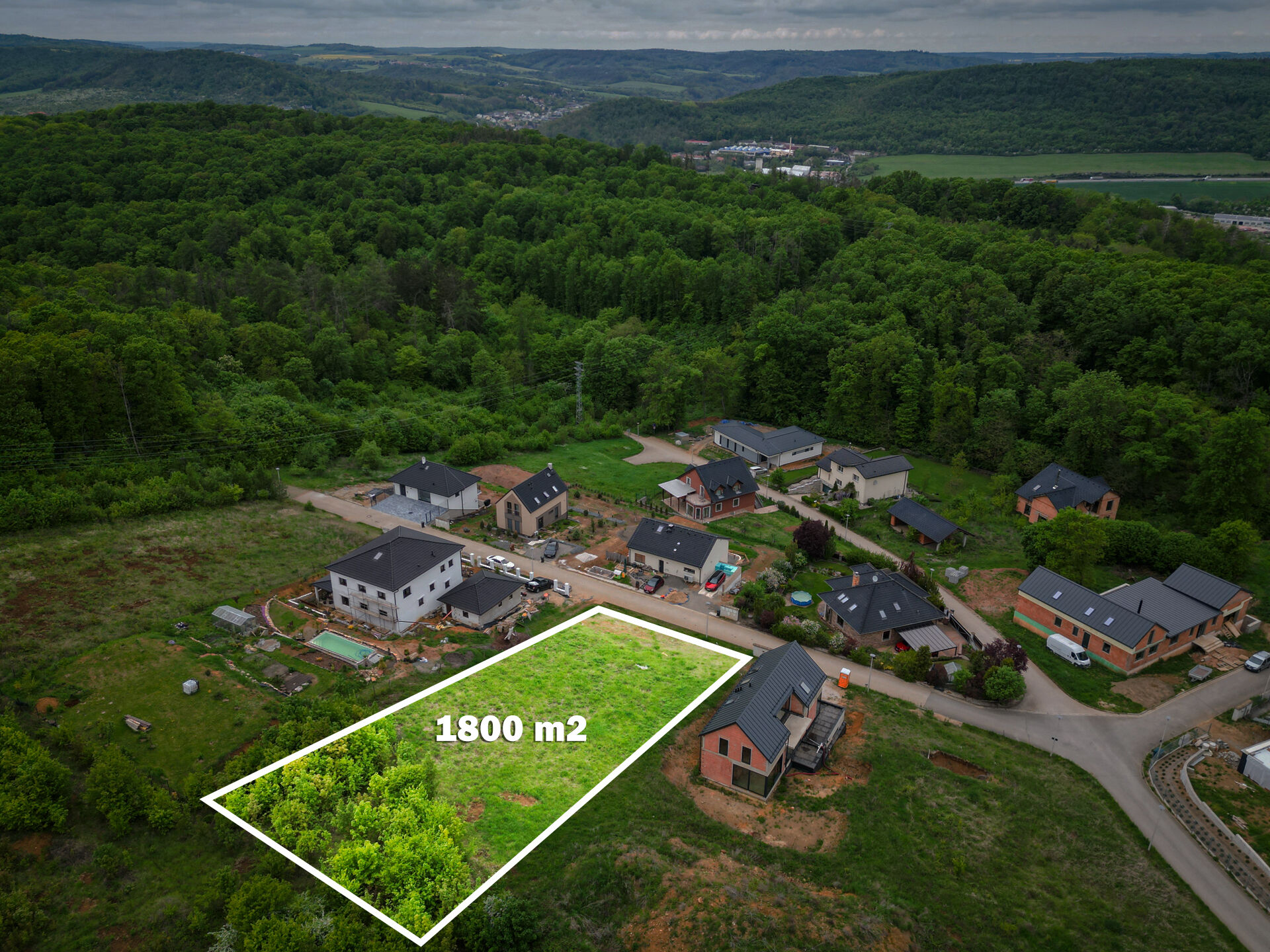 Prodej atraktivního pozemku 1800m2, Vysoký Újezd u Berouna