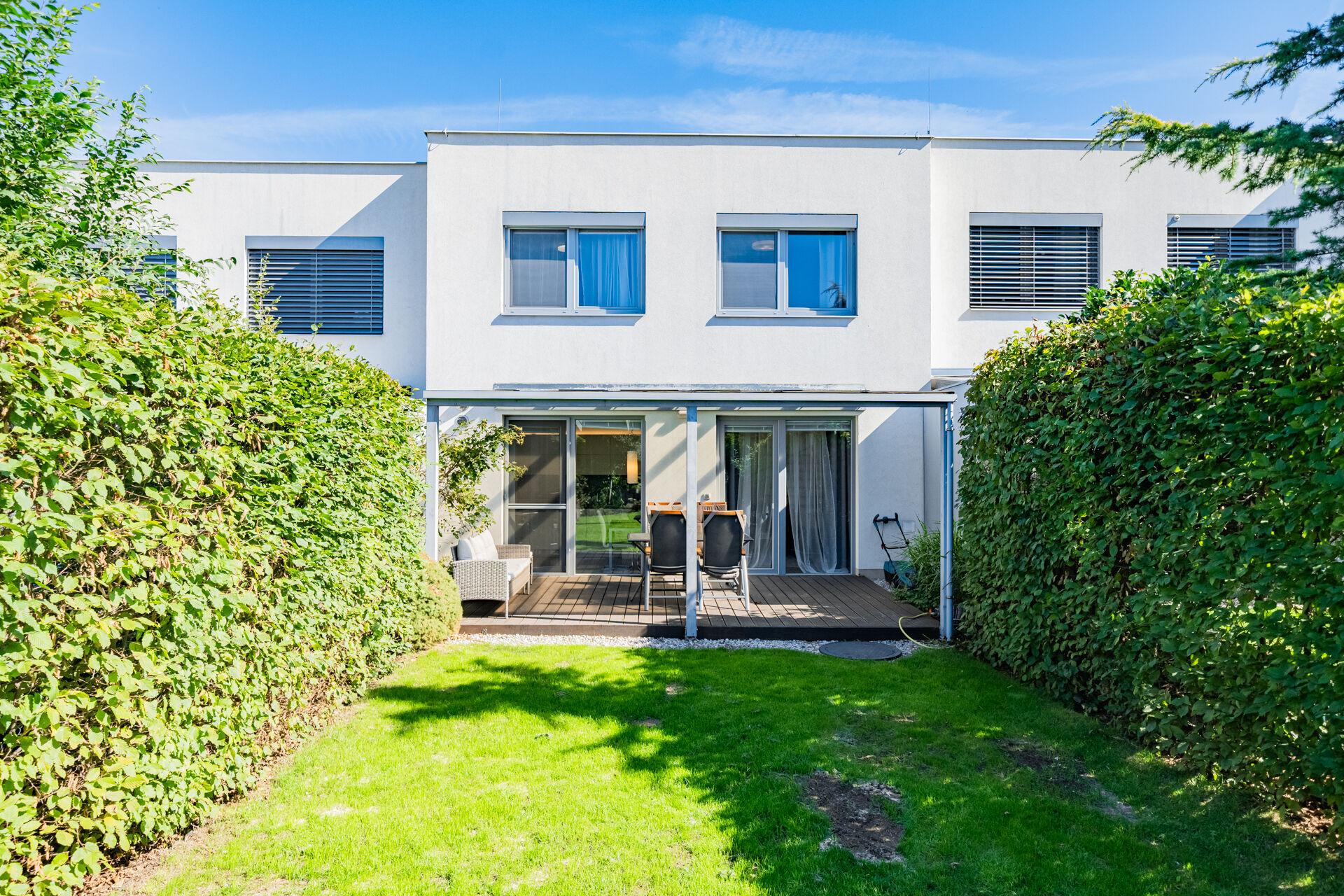 Prodej domu 4kk, 109 m², s garáží, terasou a zahradou, pozemek 288 m², ul. Lhenická, Praha-Cholupice