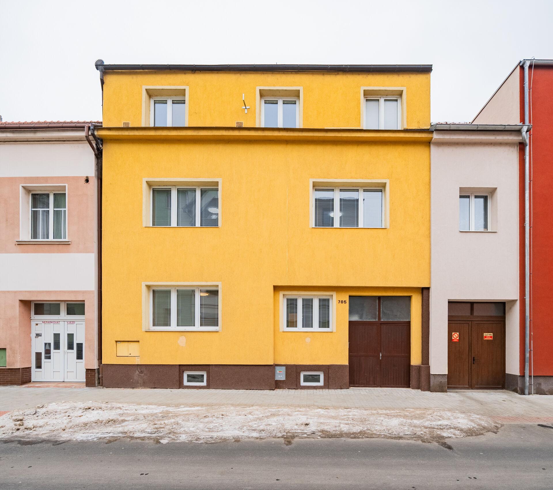 Prodej rodinného domu po rekonstrukci, 400 m2, čtyři byty, tři garáže