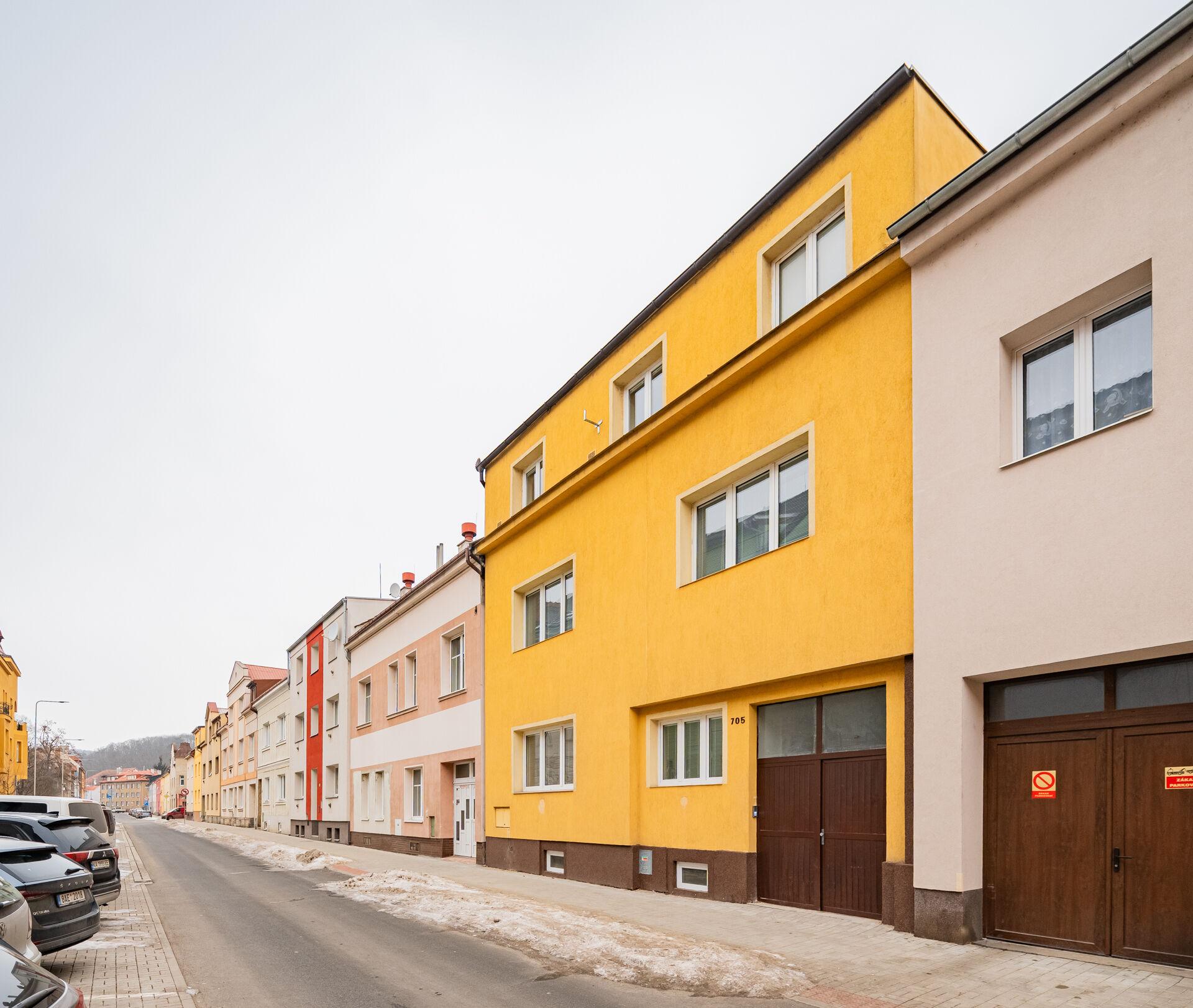 Prodej rodinného domu po rekonstrukci, 400 m2, čtyři byty, tři garáže