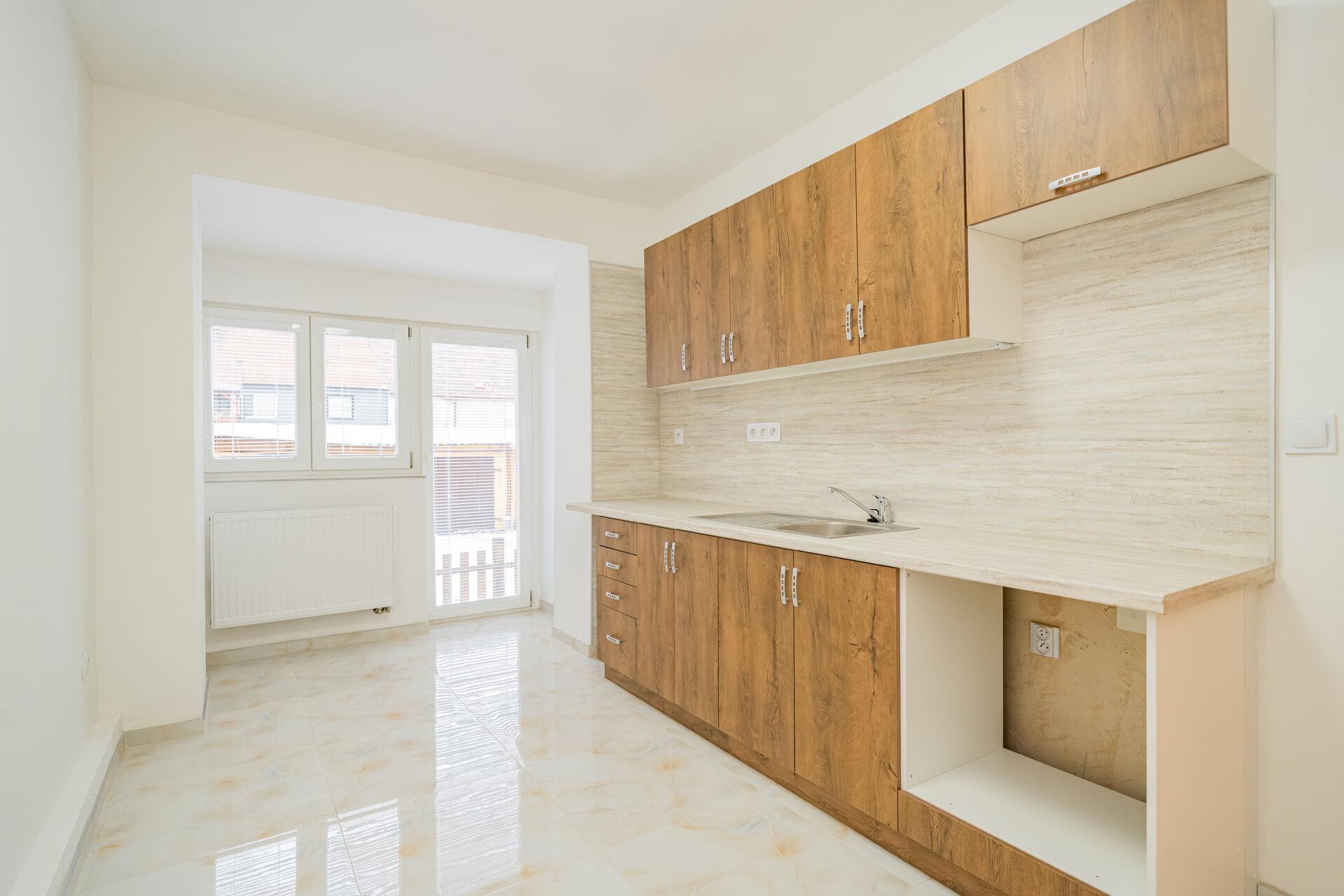 Prodej nájemního domu po rekonstrukci, 400 m2, čtyři byty, tři garáže