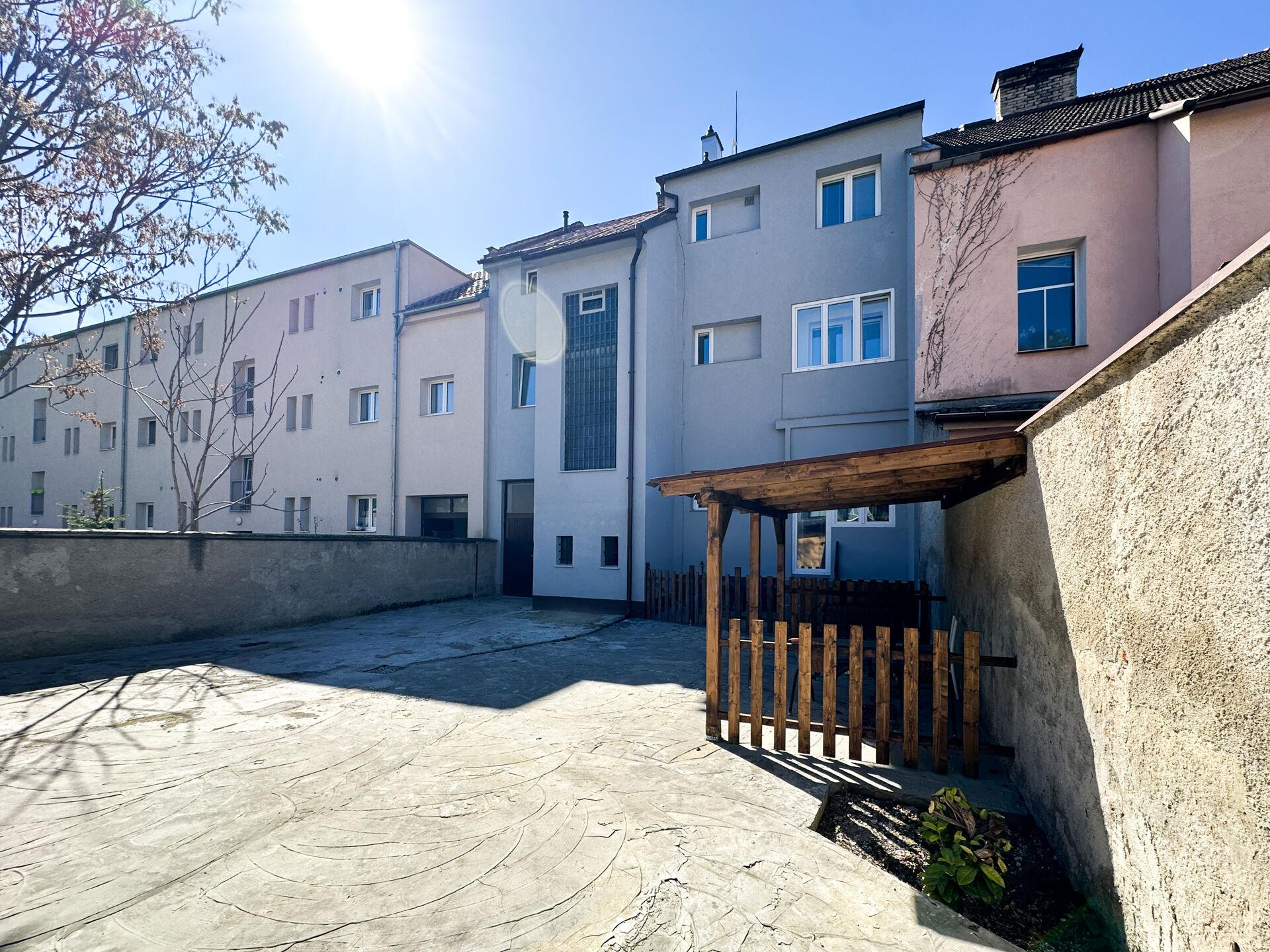 Prodej domu po rekonstrukci, 400 m2, čtyři byty, tři garáže