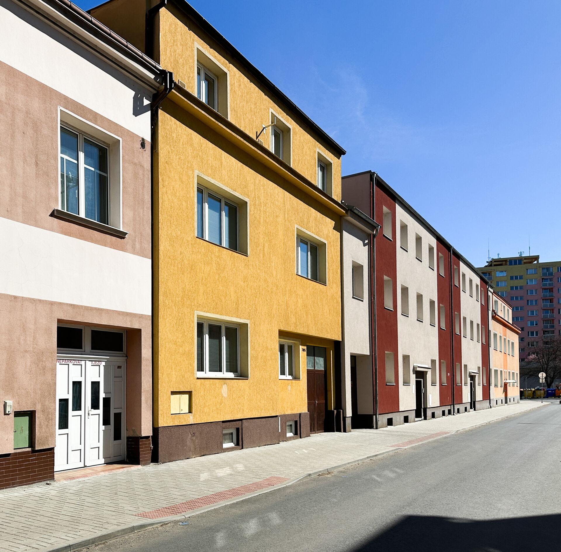Prodej nájemního domu po rekonstrukci, 400 m2, čtyři byty, tři garáže