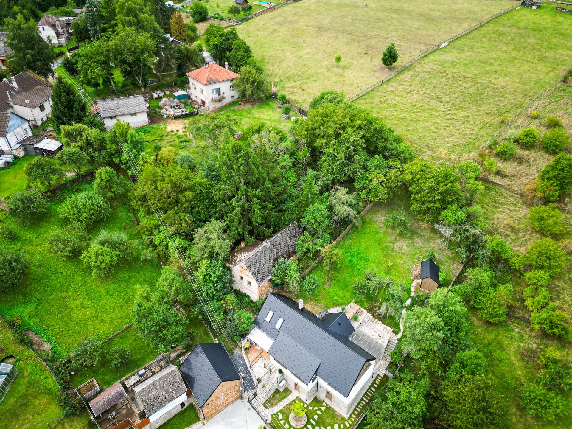 Prodej RD k celkové rekonstrukci či demolici, pozemek 965 m2, Račice nad Berounkou