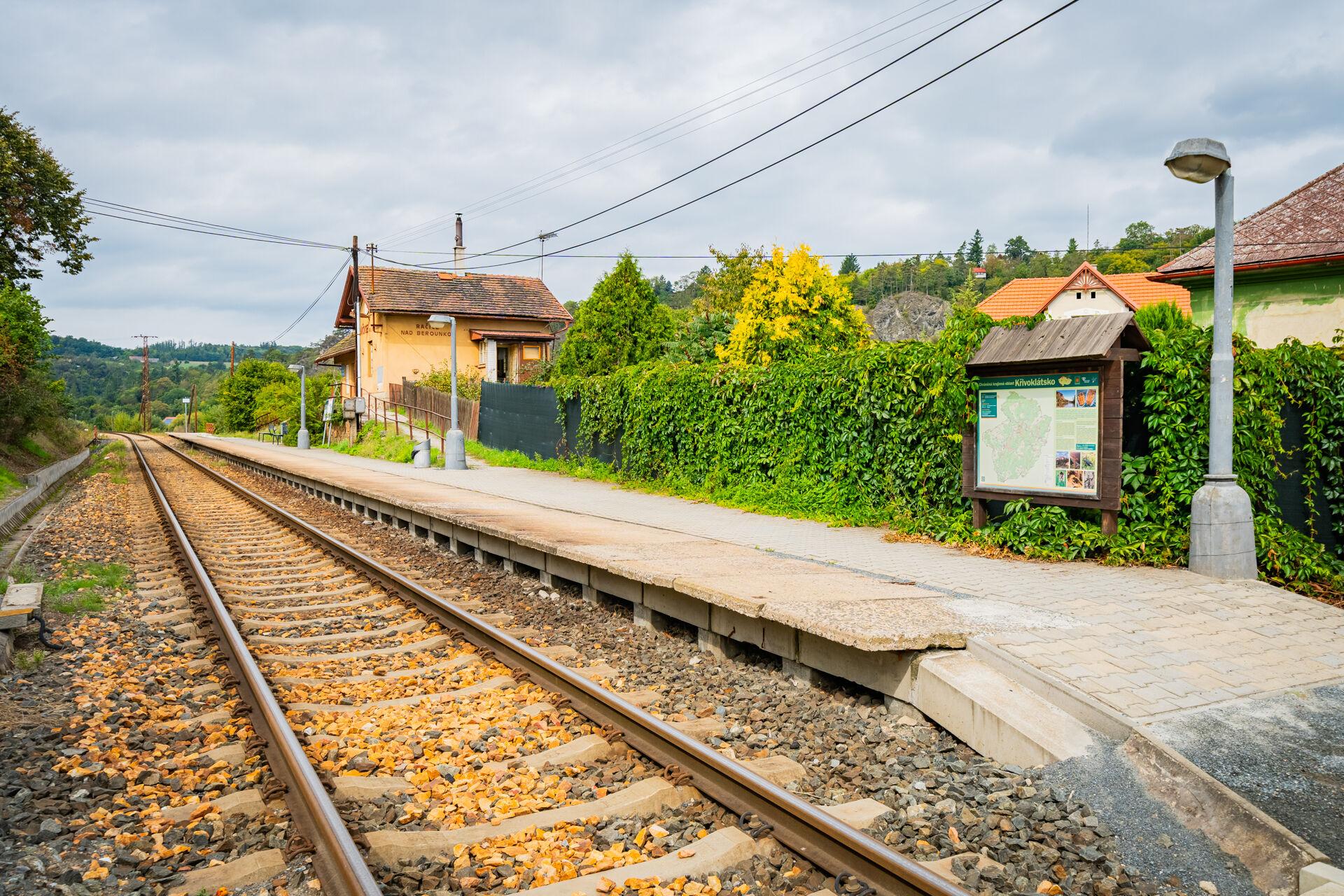 vlaková stanice v obci