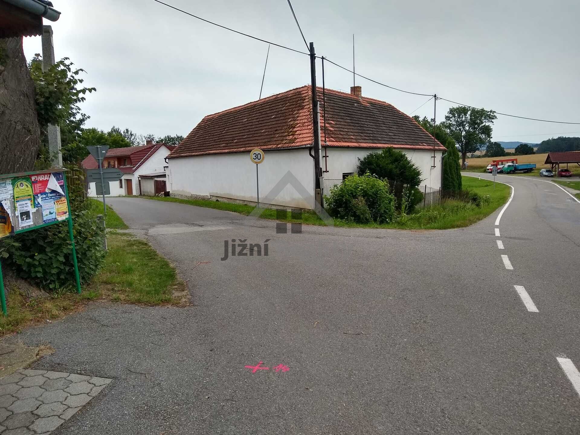 pohled od autobusové zastávky