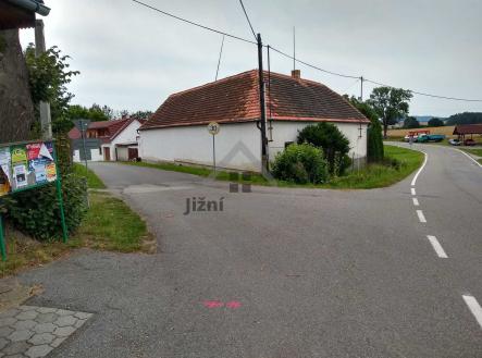 pohled od autobusové zastávky | Prodej - dům/vila, 85 m²