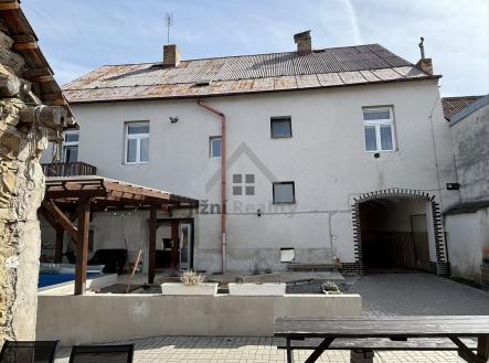 Prodej - nájemní dům, 900 m²