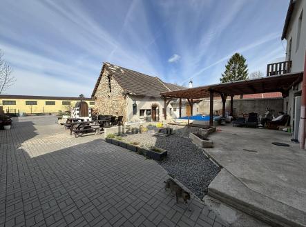 Prodej - nájemní dům, 900 m²