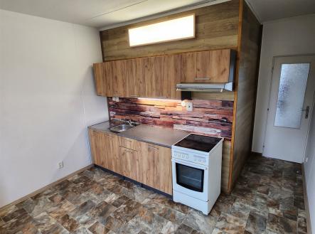 kuchyně s kachličková podlaha, dřevěná zeď, sporák, a digestoř | Pronájem bytu, 3+1, 74 m²
