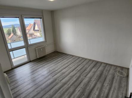 prázdná místnost s přirozené světlo, dřevěná podlaha, a radiátor | Pronájem bytu, 3+1, 74 m²