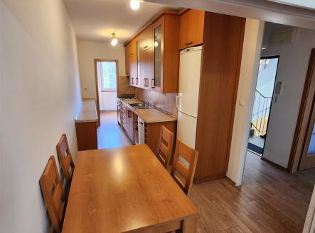 jídelna s přirozené světlo a dřevěná podlaha | Pronájem bytu, 3+kk, 55 m²
