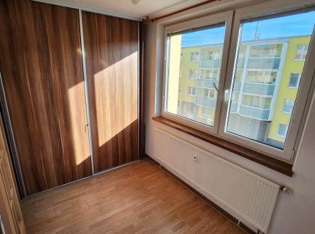 interiér prostor s přirozené světlo, dřevěná podlaha, a radiátor | Pronájem bytu, 3+kk, 55 m²