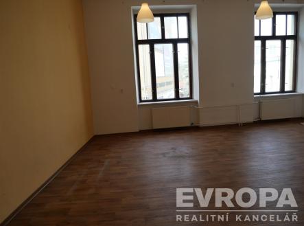 prázdná místnost s přirozené světlo, radiátor, a dřevěná podlaha | Pronájem - obchodní prostor, 56 m²