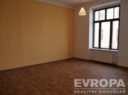 prázdná místnost s radiátor, přirozené světlo, a dřevěná podlaha | Pronájem - obchodní prostor, 56 m²