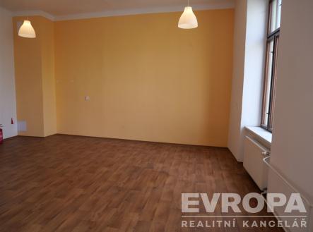 prázdná místnost s přirozené světlo, korunní formování, a dřevěná podlaha | Pronájem - obchodní prostor, 56 m²