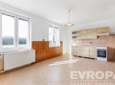 kuchyně s radiátor, deformace, sporák, a přirozené světlo | Prodej bytu, 2+1, 48 m²