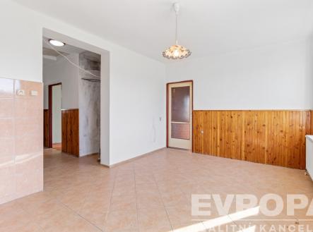 prázdná místnost s pozoruhodný lustr, radiátor, a kachličková podlaha | Prodej bytu, 2+1, 48 m²