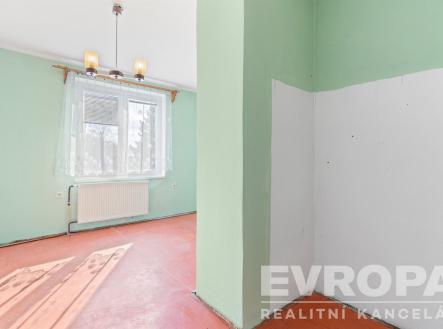 prázdná místnost s betonová podlaha, přirozené světlo, radiátor, a pozoruhodný lustr | Prodej bytu, 2+1, 48 m²