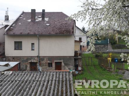 venkovní obytný prostor s trávník a plot | Prodej - dům/vila, 152 m²