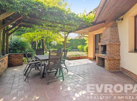 terasa s krbem pod pergolou | Prodej - dům/vila, 272 m²