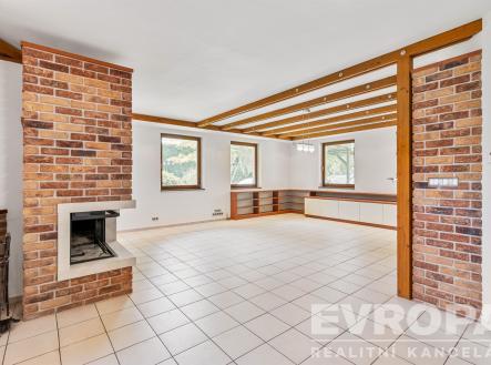 obývací pokoj s krbem | Prodej - dům/vila, 272 m²