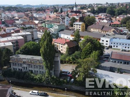 celkový pohled od V | Prodej - dům/vila, 344 m²