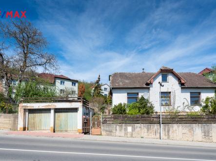 Členy pohled na dům a garáže | Prodej - dům/vila, 126 m²