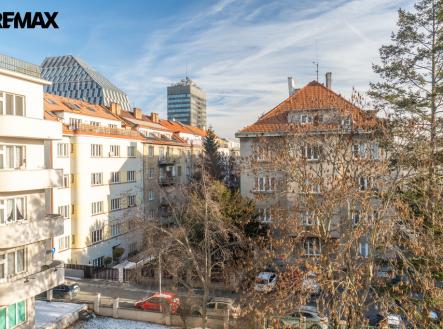 Pohled do vnitrobloku | Pronájem bytu, 2+1, 62 m²