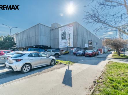 Vjezd do budovy | Prodej - malý objekt/garáž