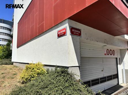 vojenova-parking-3..jpg | Pronájem - malý objekt/garáž