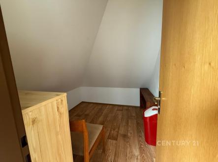 Malá podkrovní místnost, dřevěný nábytek, parketová podlaha, vhodná jako pracovna nebo útulný pokoj pro hosty. | Pronájem bytu, 4+1, 86 m²