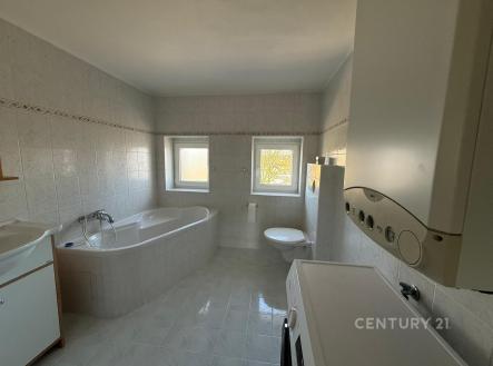 Prostorná koupelna s keramickou dlažbou, moderní vanou a dvěma okny. Světlý interiér nabízí dostatek přirozeného světla. | Pronájem bytu, 4+1, 86 m²