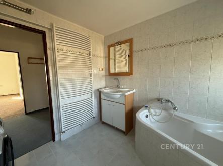 Koupelna s dlažbou, rohovou vanou a moderním umyvadlem. Světlý prostor s velkým zrcadlem a topným žebříkem. | Pronájem bytu, 4+1, 86 m²