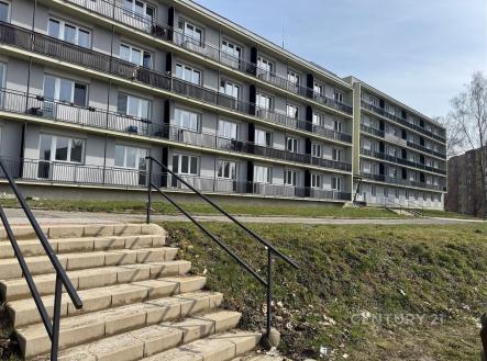 Bytový dům s moderní fasádou, balkony a plastovými okny poblíž zeleně, vhodný pro rodinné bydlení v klidné lokalitě. | Pronájem bytu, 1+kk, 25 m²