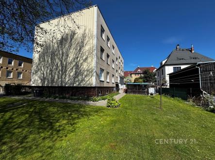 Moderní bytový dům se zahradou, světlá fasáda, klidná lokalita, dobrý stav. | Pronájem bytu, 2+1, 61 m²