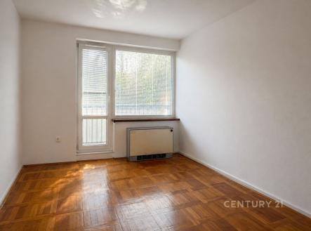 Světlý pokoj s parketovou podlahou, velkým oknem a moderním vytápěcím tělesem, ideální pro minimalistický styl. | Pronájem bytu, 2+1, 61 m²