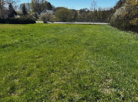 Travnatý pozemek s výhledem na klidnou oblast, vhodný pro výstavbu. Slunná lokalita, rovný terén, ideální pro rodinný dům. | Prodej - pozemek pro bydlení, 2 626 m²