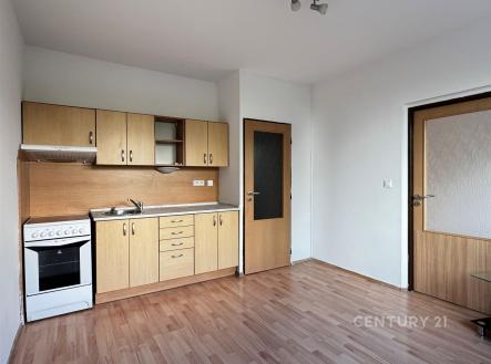 Kompaktní kuchyň s parketovou podlahou, dřevěnými skříňkami a moderním vybavením, ideální pro útulné bydlení | Prodej bytu, 1+1, 37 m²