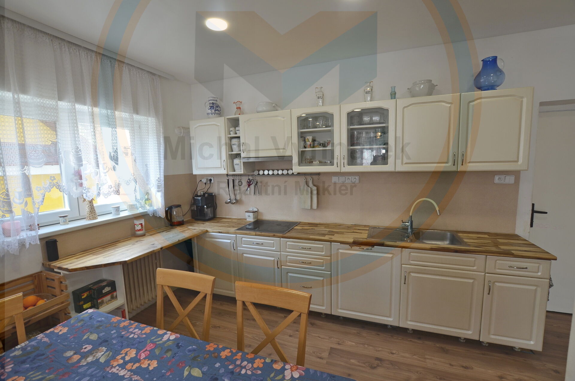 Rodinný dům s vedlejšími stavbami a  pozemkem (826m2) – Chržín, okres Kladno